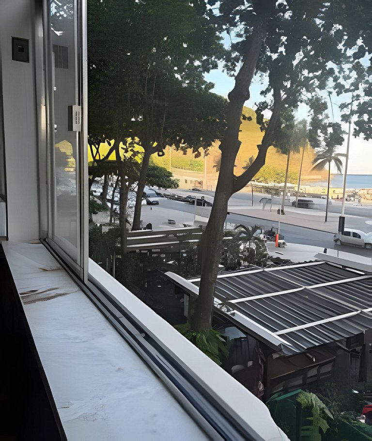 Amplo ap de frente pro Mar, no Leme