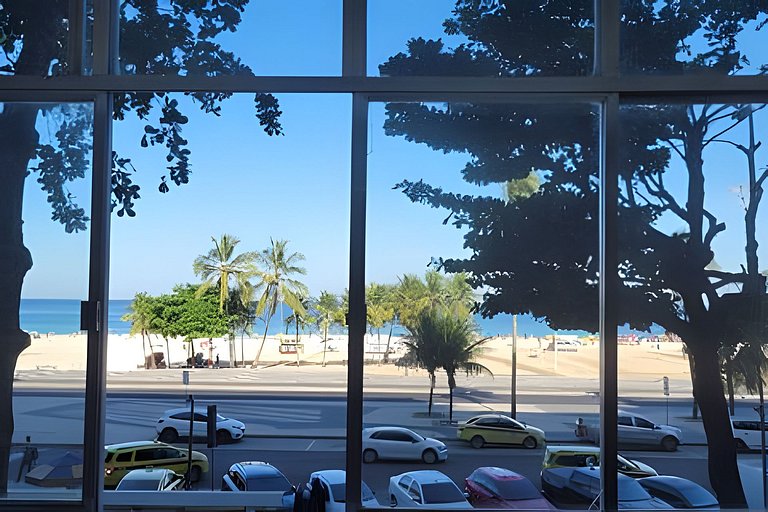 Amplo ap de frente pro Mar, no Leme