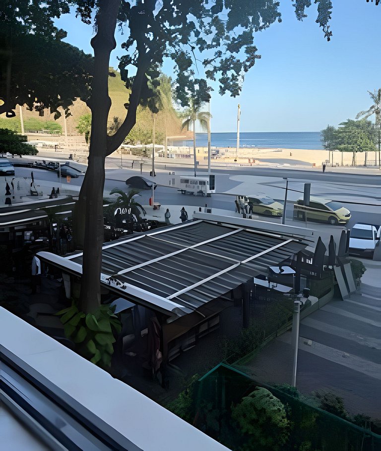 Amplo ap de frente pro Mar, no Leme