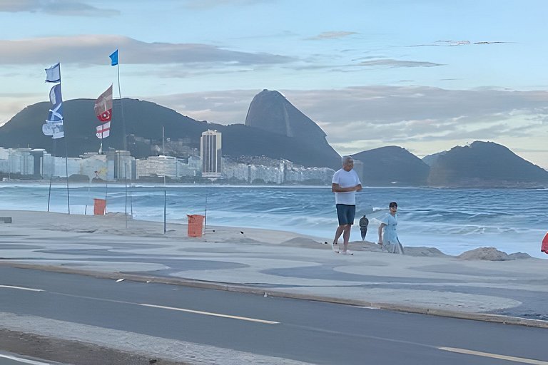 Ap 2 qtos Ipanema claro entre 3 praias c/ garagem