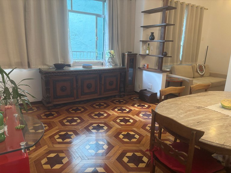 Ap vintage 2 qtos ao lado do Rio Design Leblon