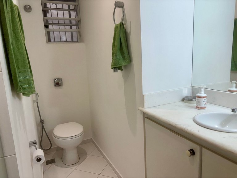 Ap vintage 2 qtos ao lado do Rio Design Leblon