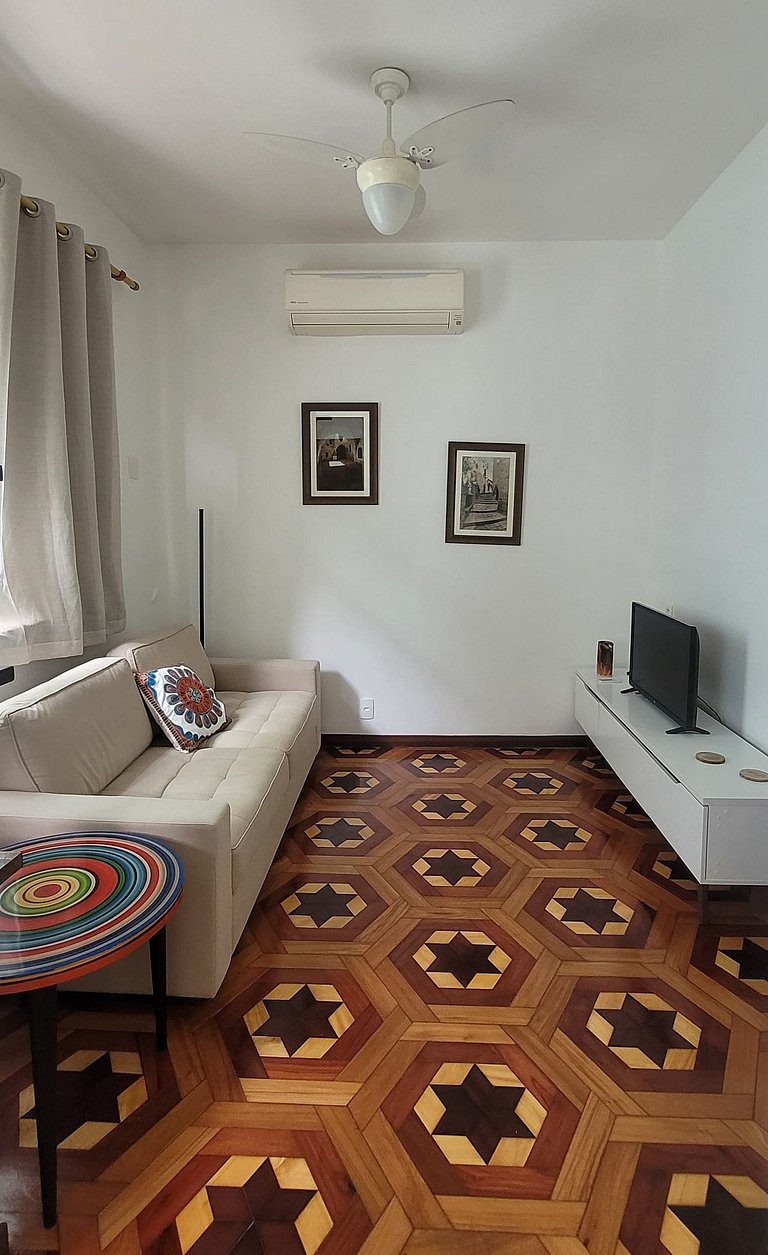 Ap vintage 2 qtos ao lado do Rio Design Leblon