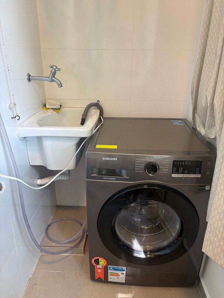 Quarto e sala charmoso e arborizado no Leblon
