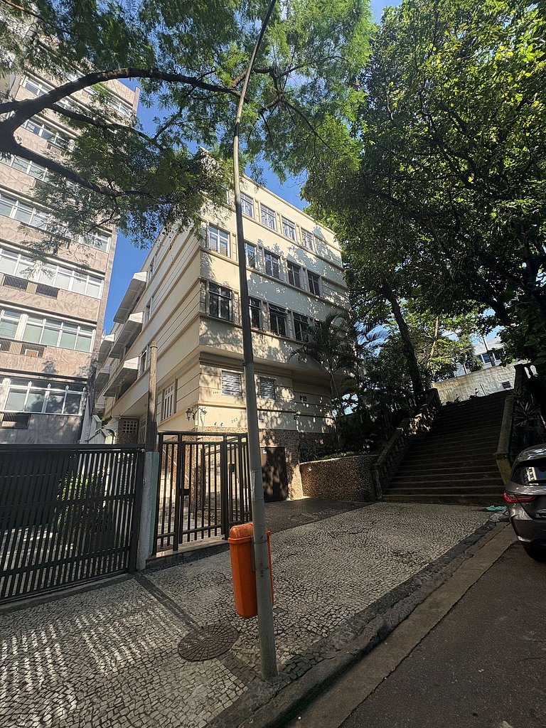 Quarto e sala charmoso e arborizado no Leblon