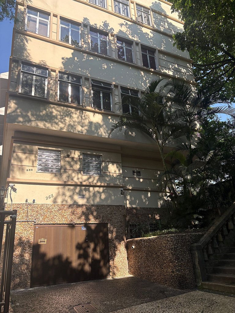 Quarto e sala charmoso e arborizado no Leblon