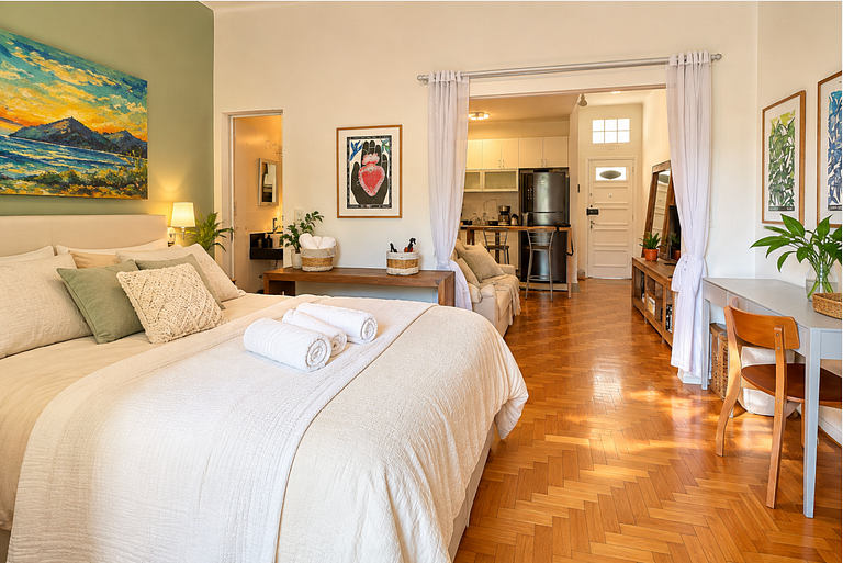 Quarto e sala charmoso e arborizado no Leblon