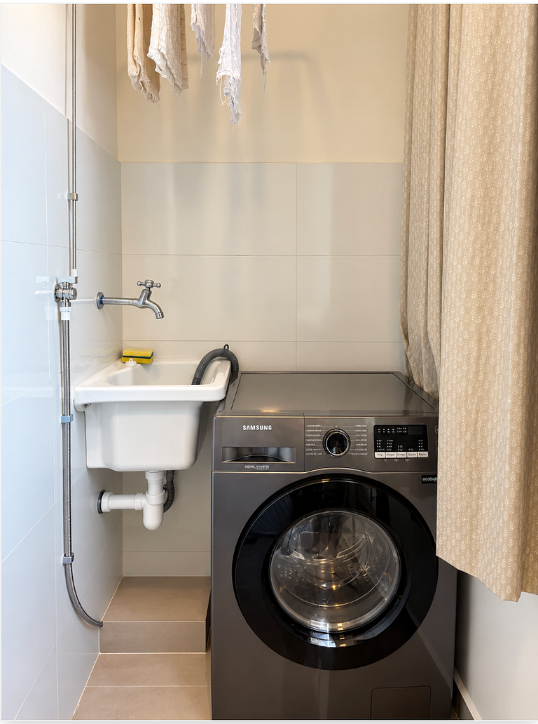 Quarto e sala charmoso e arborizado no Leblon