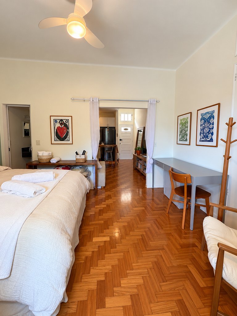 Quarto e sala charmoso e arborizado no Leblon