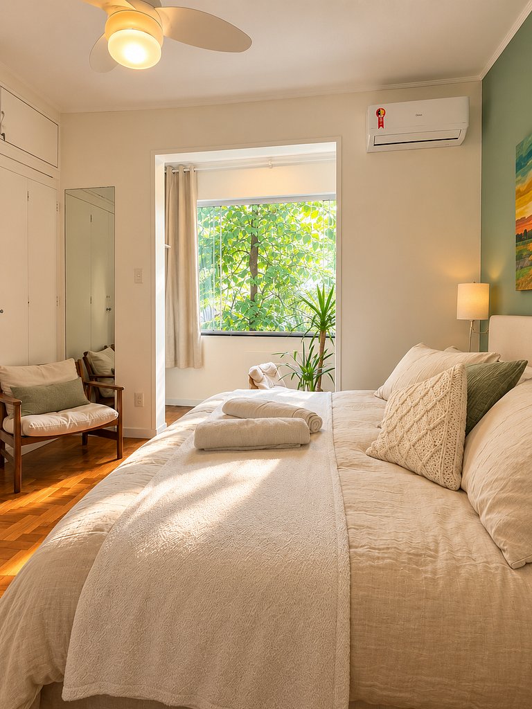 Quarto e sala charmoso e arborizado no Leblon