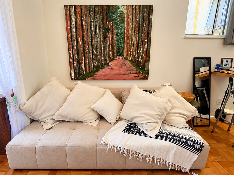 Quarto e sala charmoso e arborizado no Leblon