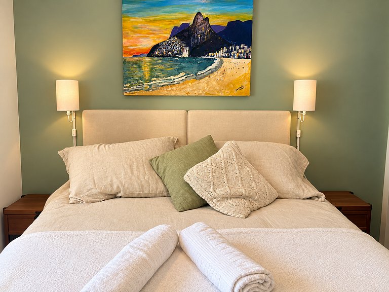 Quarto e sala charmoso e arborizado no Leblon